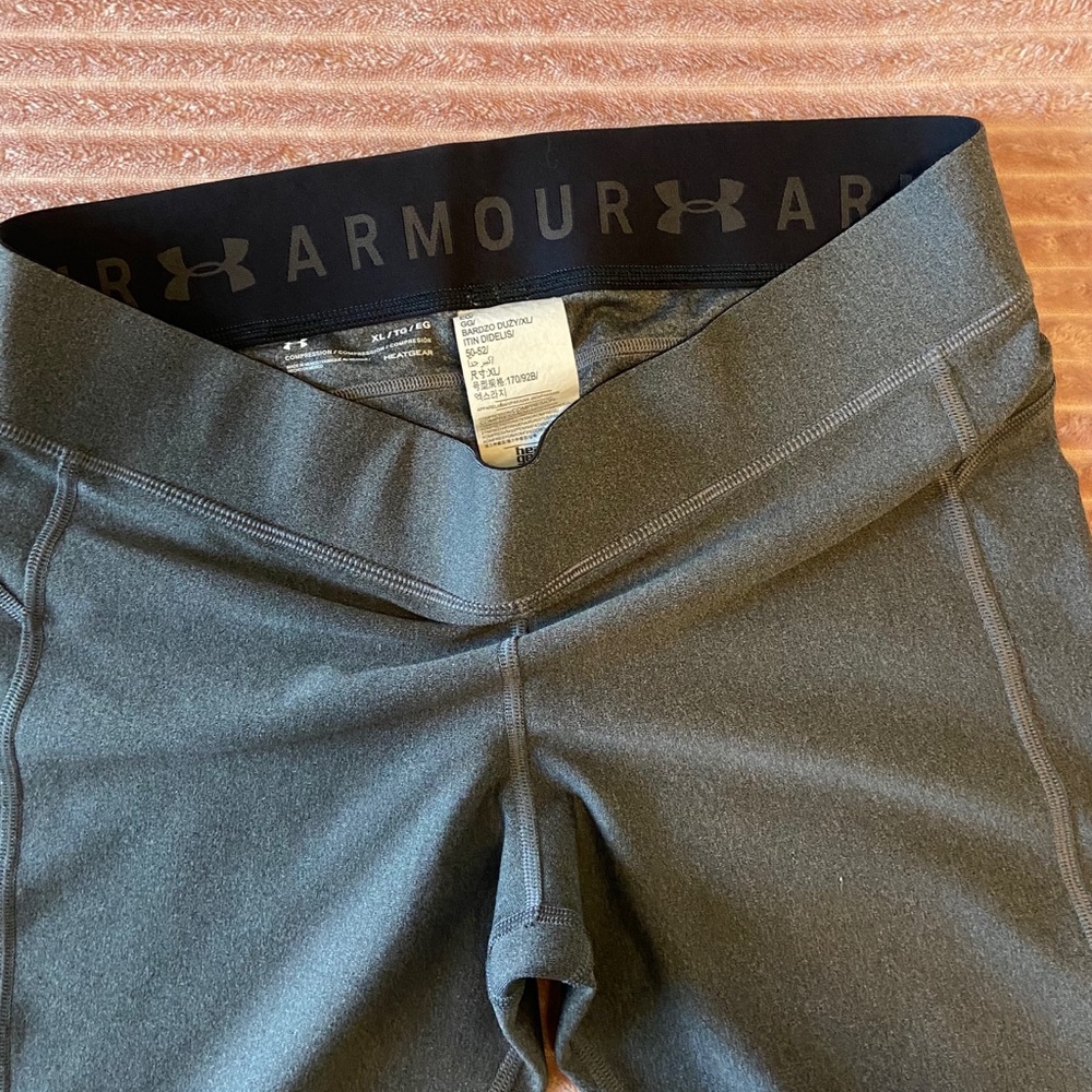 UNDER ARMOR CAPRI LEGGINGS